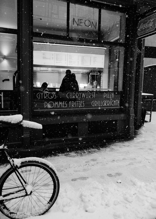 Imbiss in der Friesenstrasse Köln im Winter mit Schnee und Fahrrad