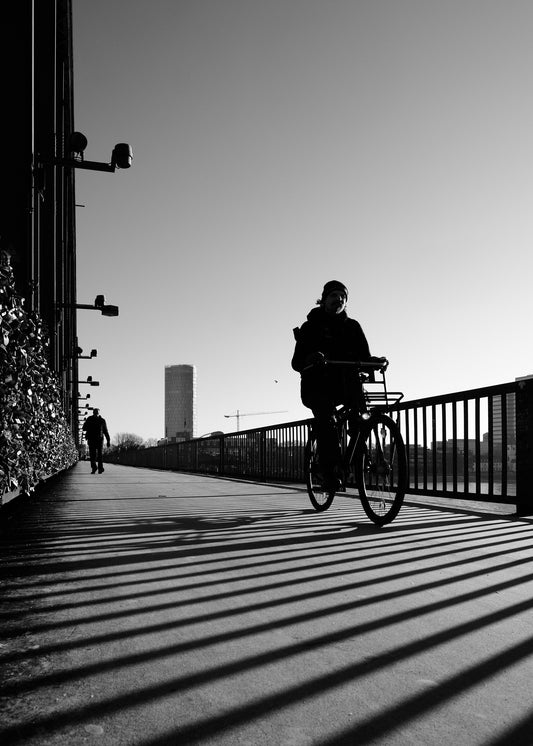 Fahrradfahrer auf der Hohenzollernbrücke in Köln